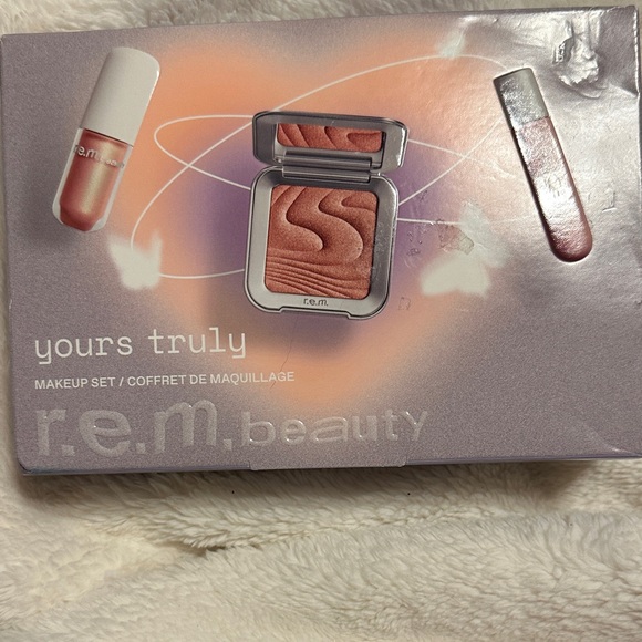 R.E.M. Beauty Yours Truly Makeup set Trio New in box - Picture 3 of 12